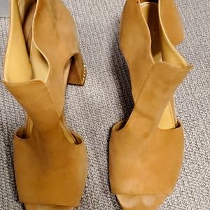 Michael Kors open toe heels in Tan with gold